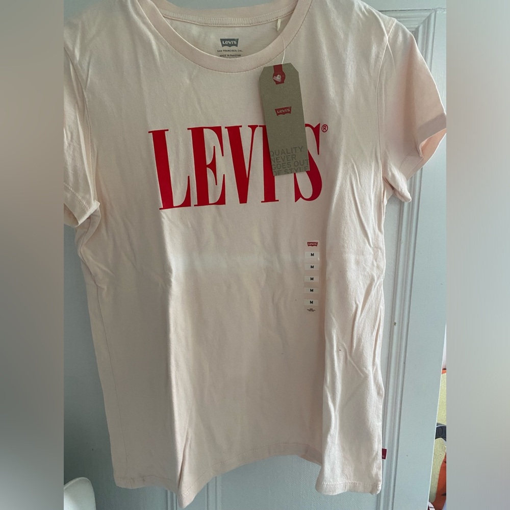 NWT Levi’s T shirt